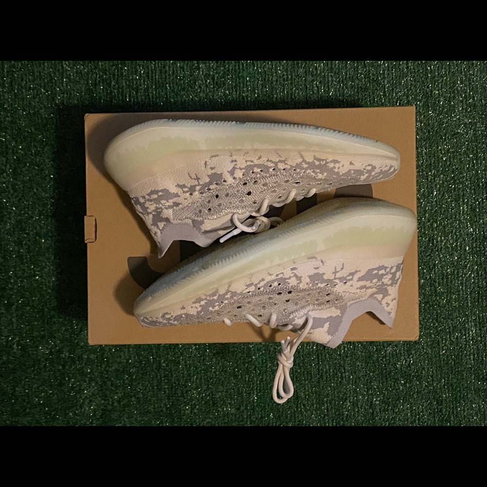 Yeezy 380 Alíen DS size 10.5